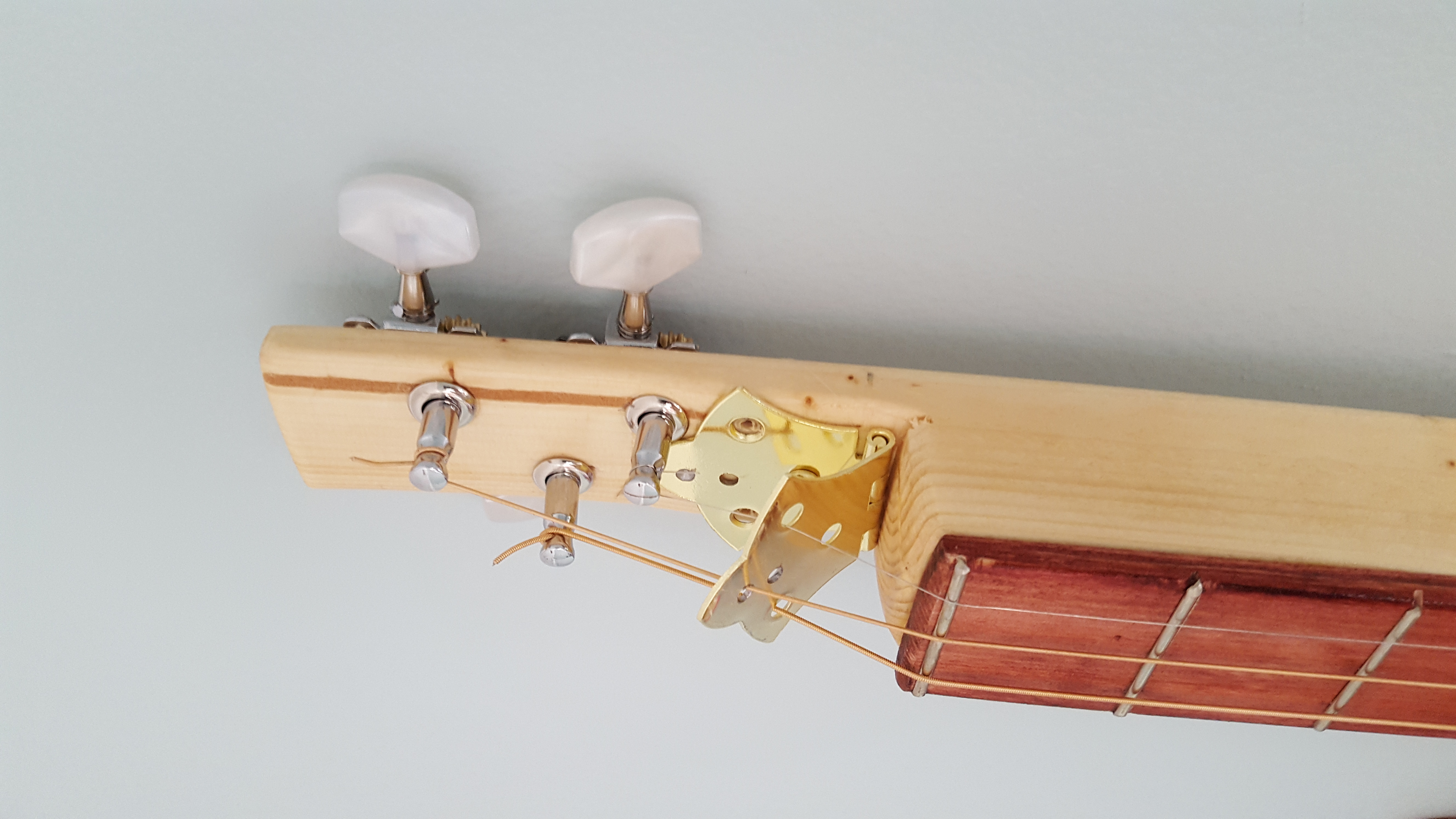 Using a cabinet hinge as a string tree