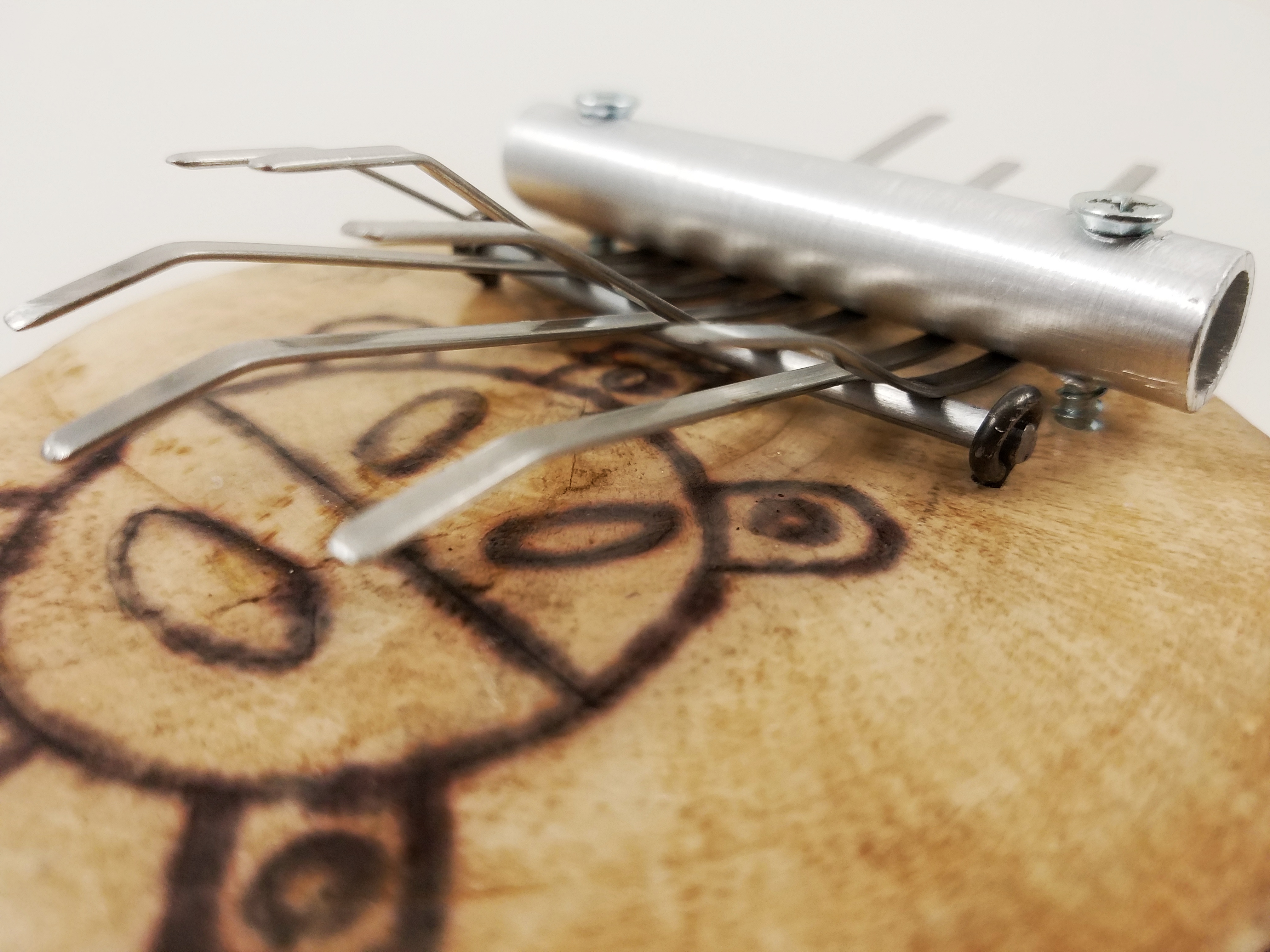 One row of tines higher than the other