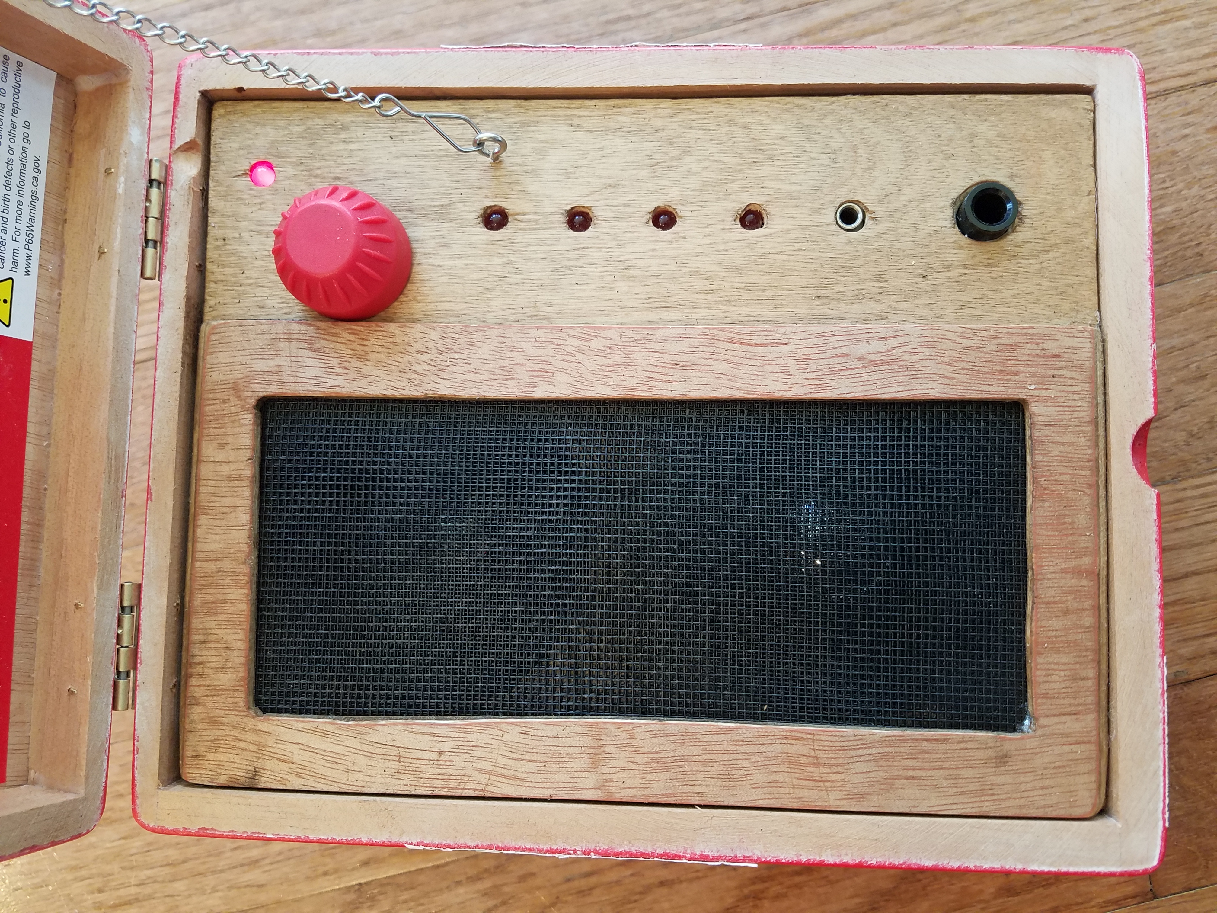 The lights react to sound being played and flicker. The small input jack is for a microphone, which indeed works. I added a chain to keep the lid open so it wouldn’t flop down.