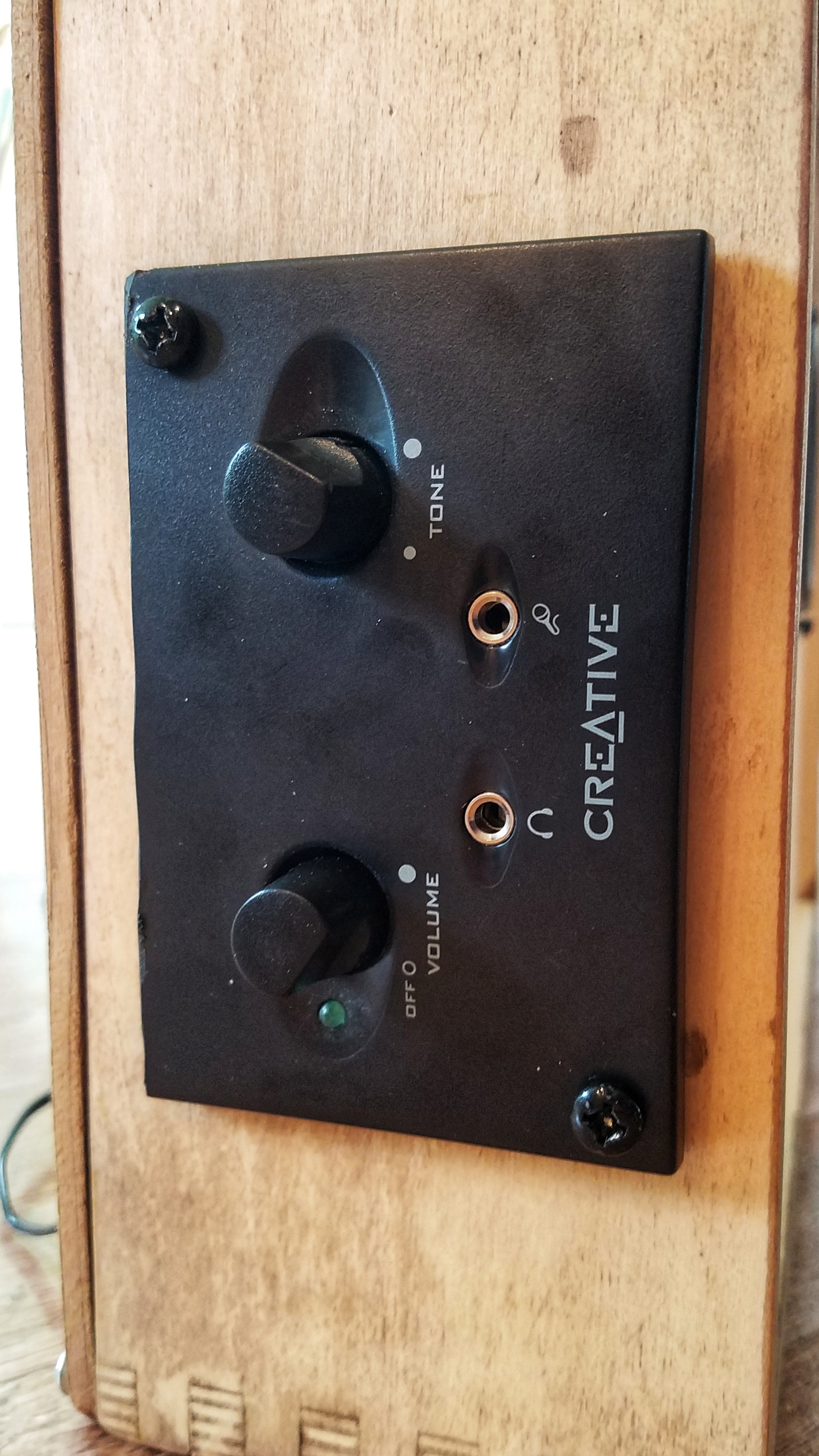 Volume and Tone knobs, plus a mic input!