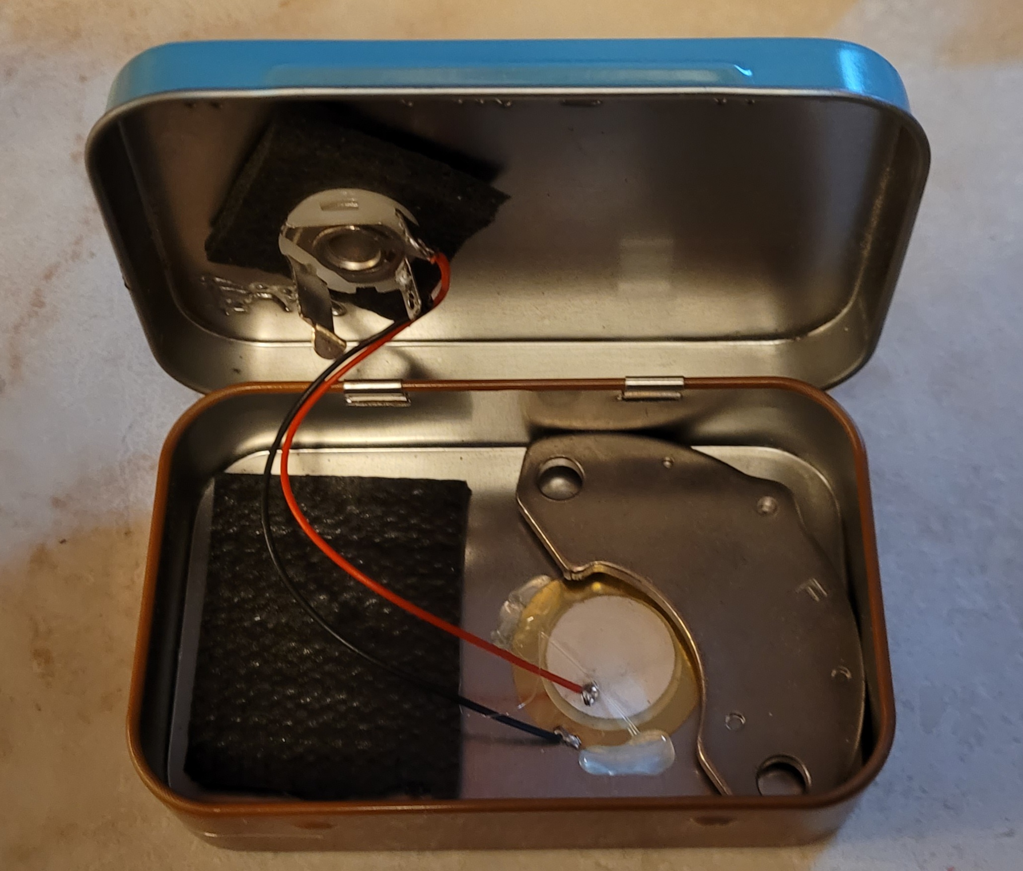 Hard drive magnet really holds the tin in place.