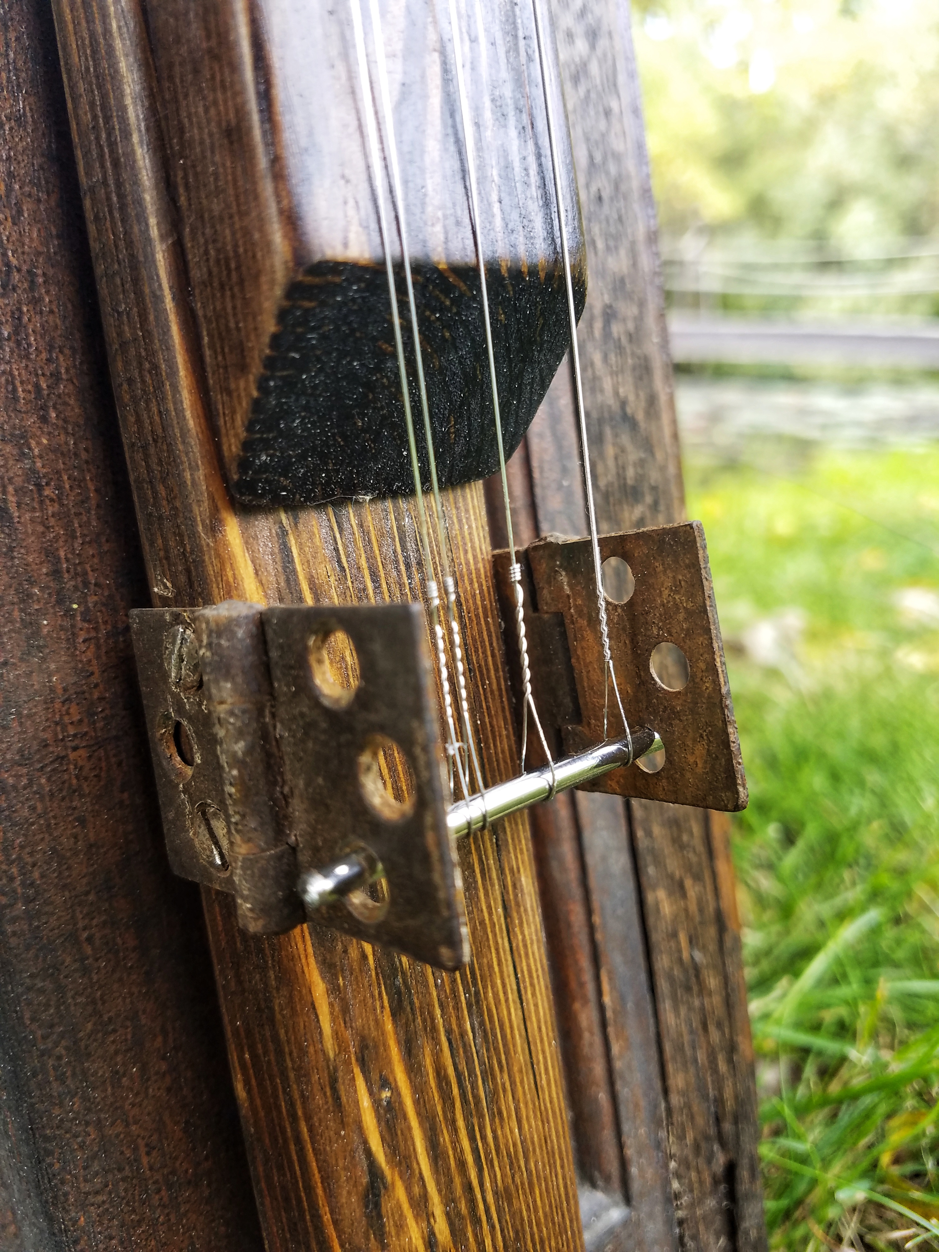 I used the old rusty hinges to hold the strings