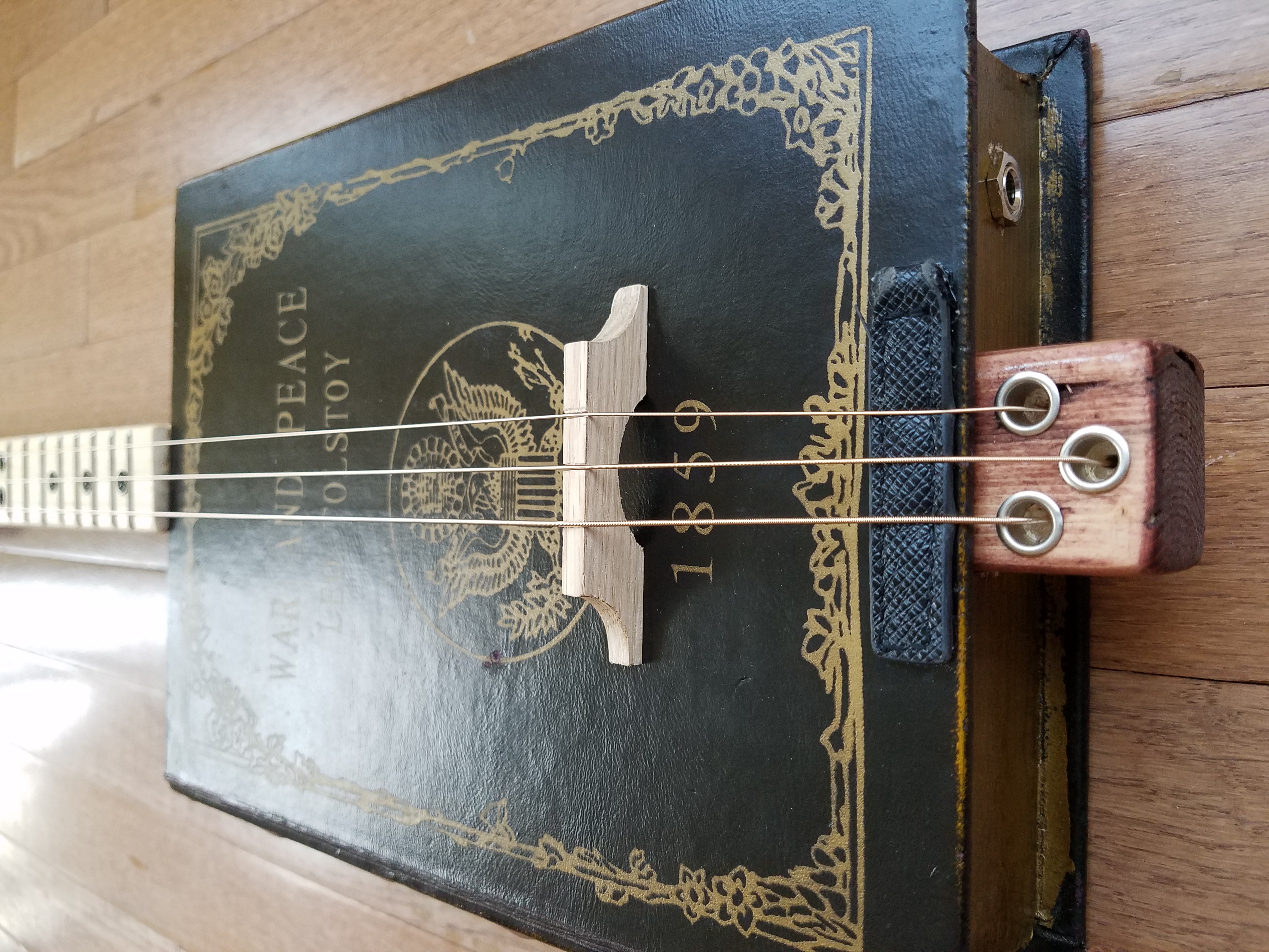 Leather tag to prevent the strings from cutting into the box