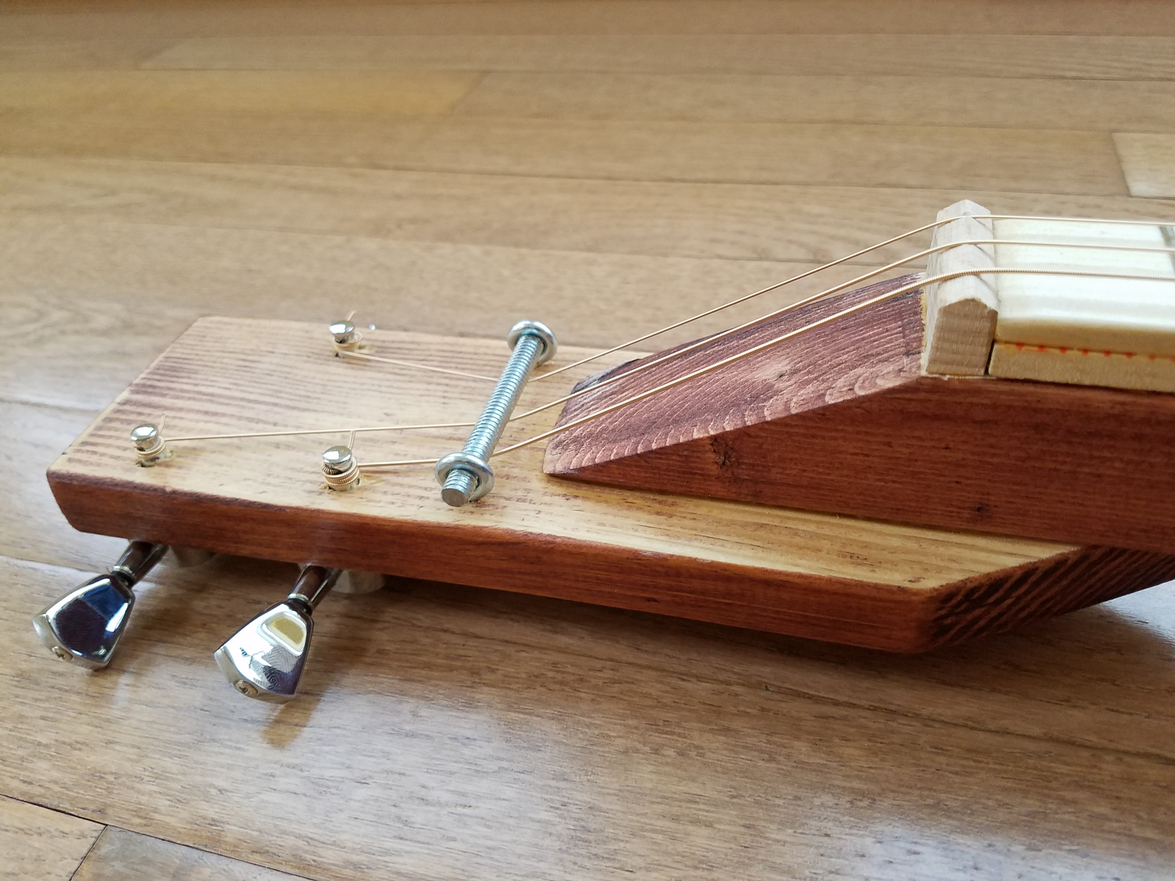 I mean, it seemed like a good idea at the time. It’s an unusual design, although not very user-friendly since it&rsquo;s difficult to use the first couple of fret positions