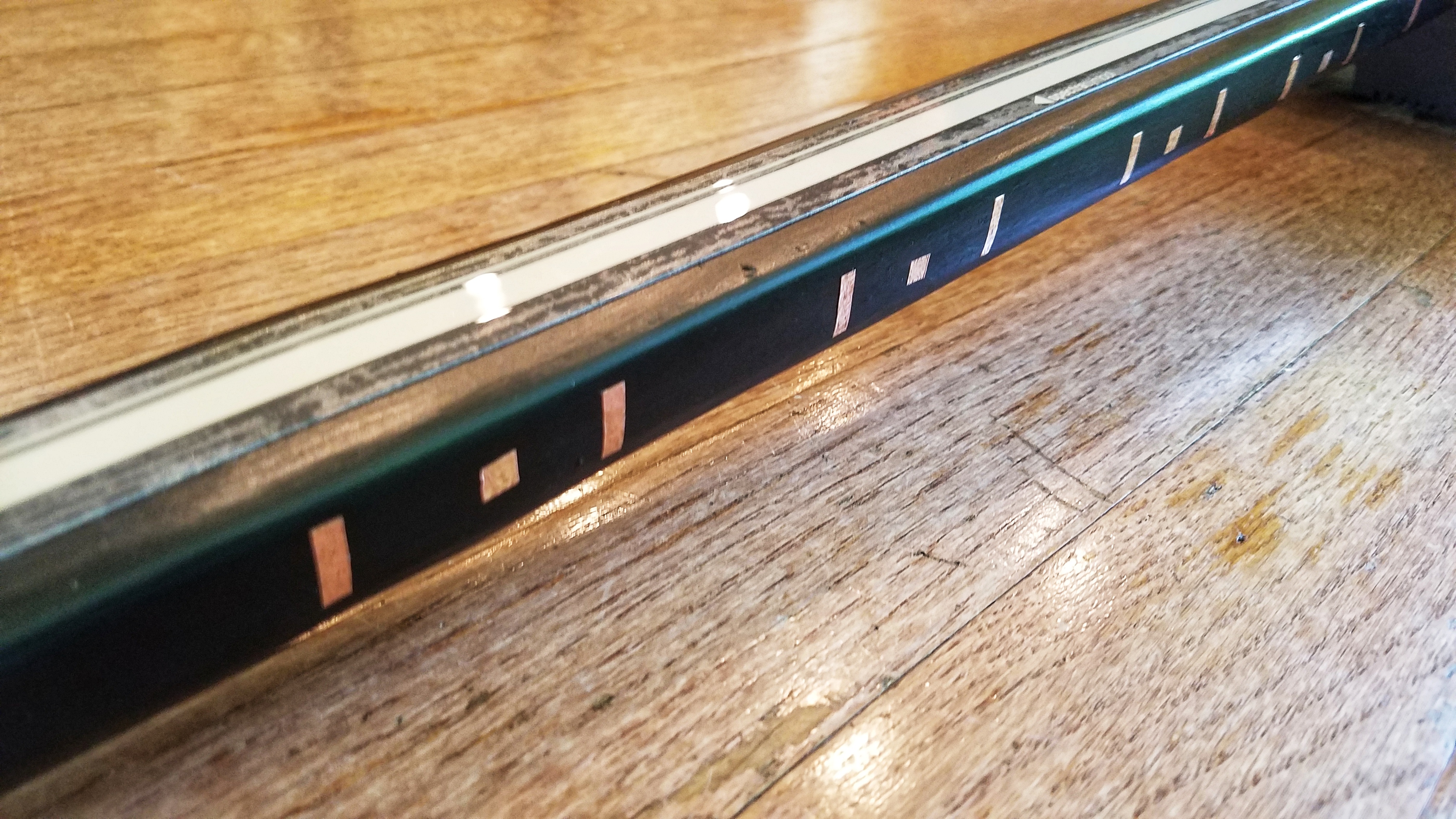 Fret markers on the side of the neck