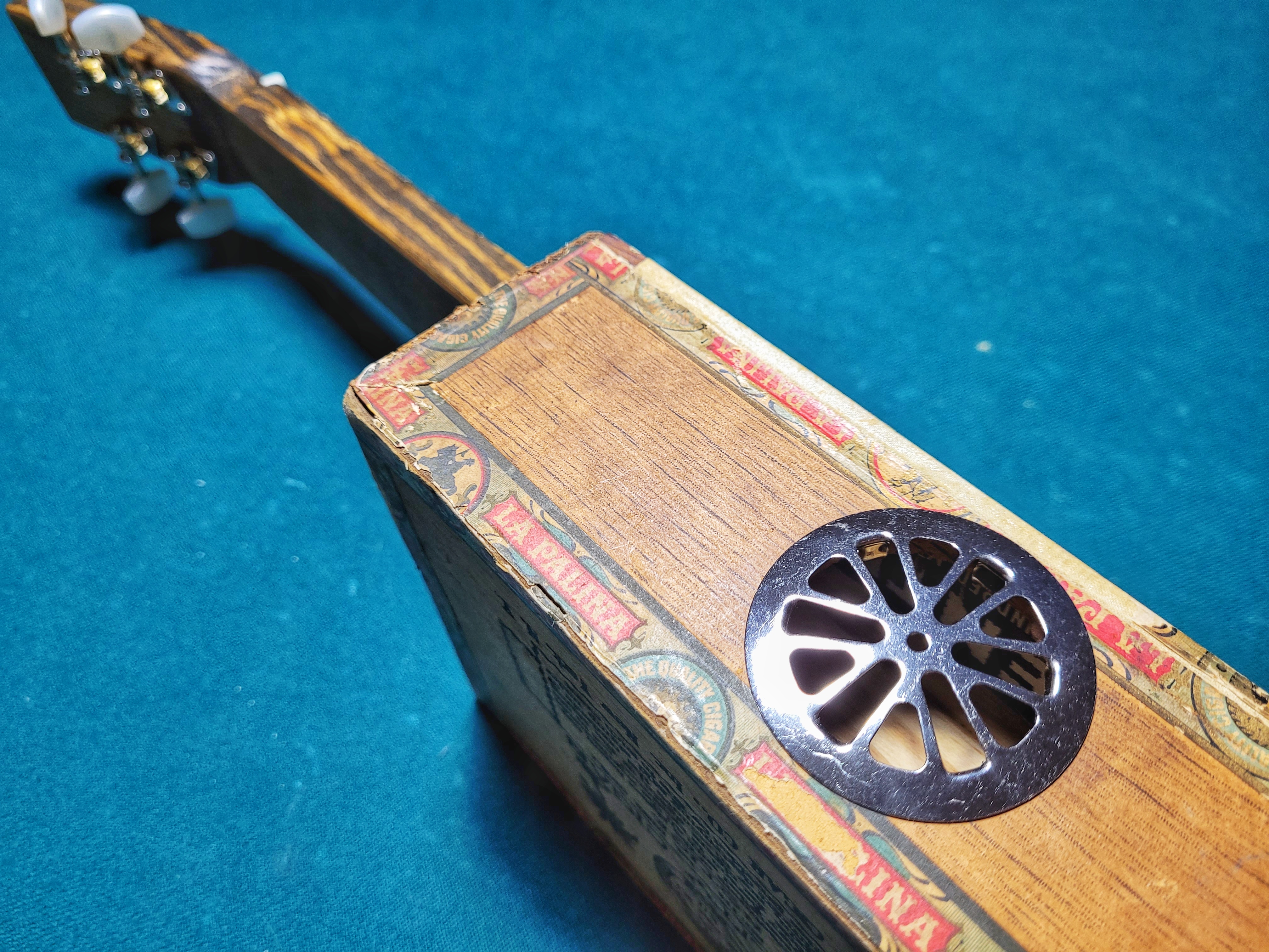 Sound hole on the side to leave the lid intact